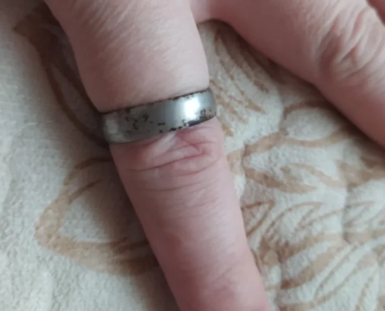 Почему почернело золотое кольцо. Потемневшее серебро кольцо. Серебряное кольцо окислилось. Серебряное кольцо потемнело. Почернение серебряного кольца.