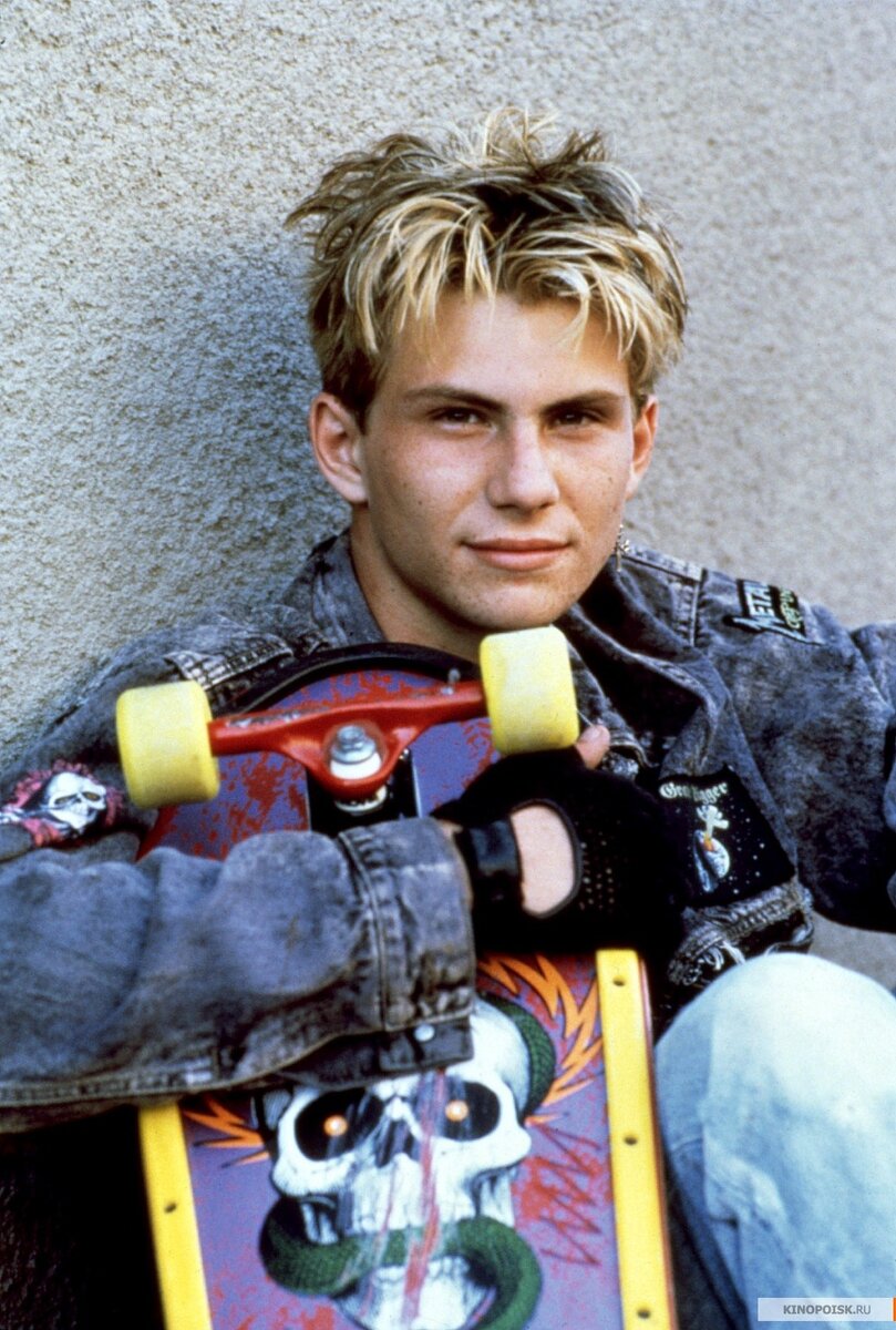 Захватывающий триллер о тинейджере, помешанном на скейтборде. Он расследует обстоятельства смерти своего сводного брата-вьетнамца, который никак не мог покончить жизнь самоубийством. Он катается по всему «маленькому Сайгону» в поисках главного злодея.