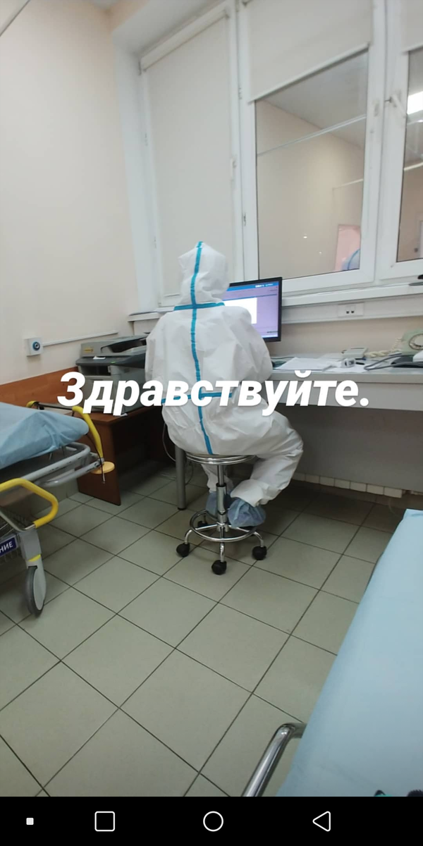 Меня встречало много человек в костюмах. Как я поняла, всё это- молодые доктора, а, возможно, студенты