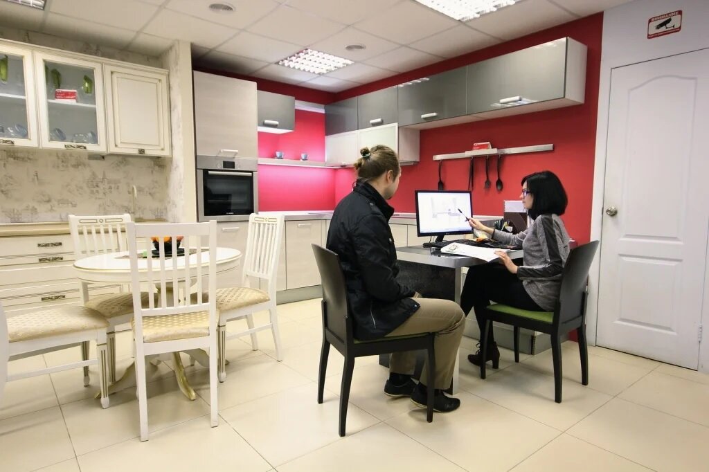 Продавец в мебельном салоне.