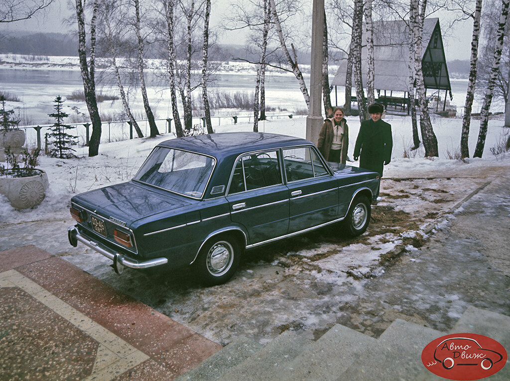 А здесь, ничтоже сумняшеся, вполне респектабельный товарищ припарковал свою новенькую "трёшку" прямо на газон во дворе санатория. И тоже никто не возмущается  