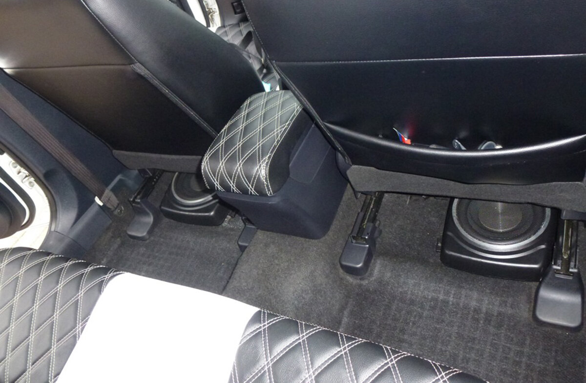 2 сабвуфера под сиденьями. 