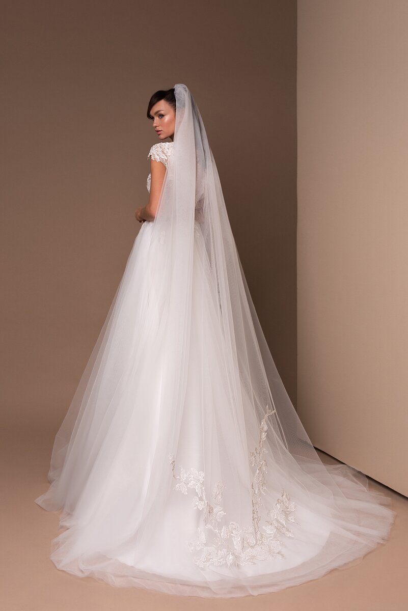 Роскошный образ с длинной фатой без перекида