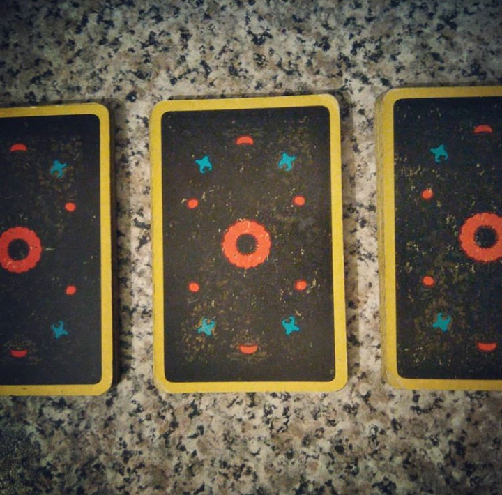 Тасуете колоду и снимаете ее часть взакрытую последовательно два раза слева направо, чтобы получилось 3 части (стопочки) колоды как показано на фото