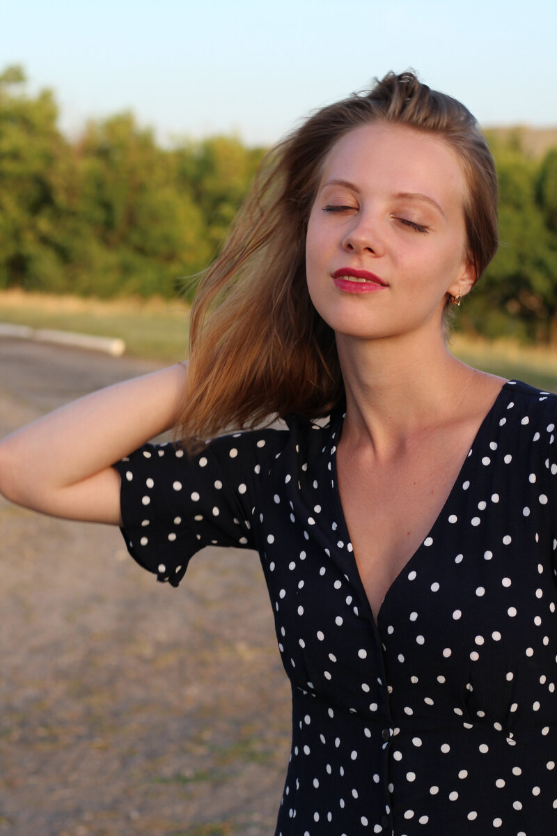 А это я в отпуске до-писательства, счастливая, беззаботная и летняя:) Автор фото - Юлия Кубеш.