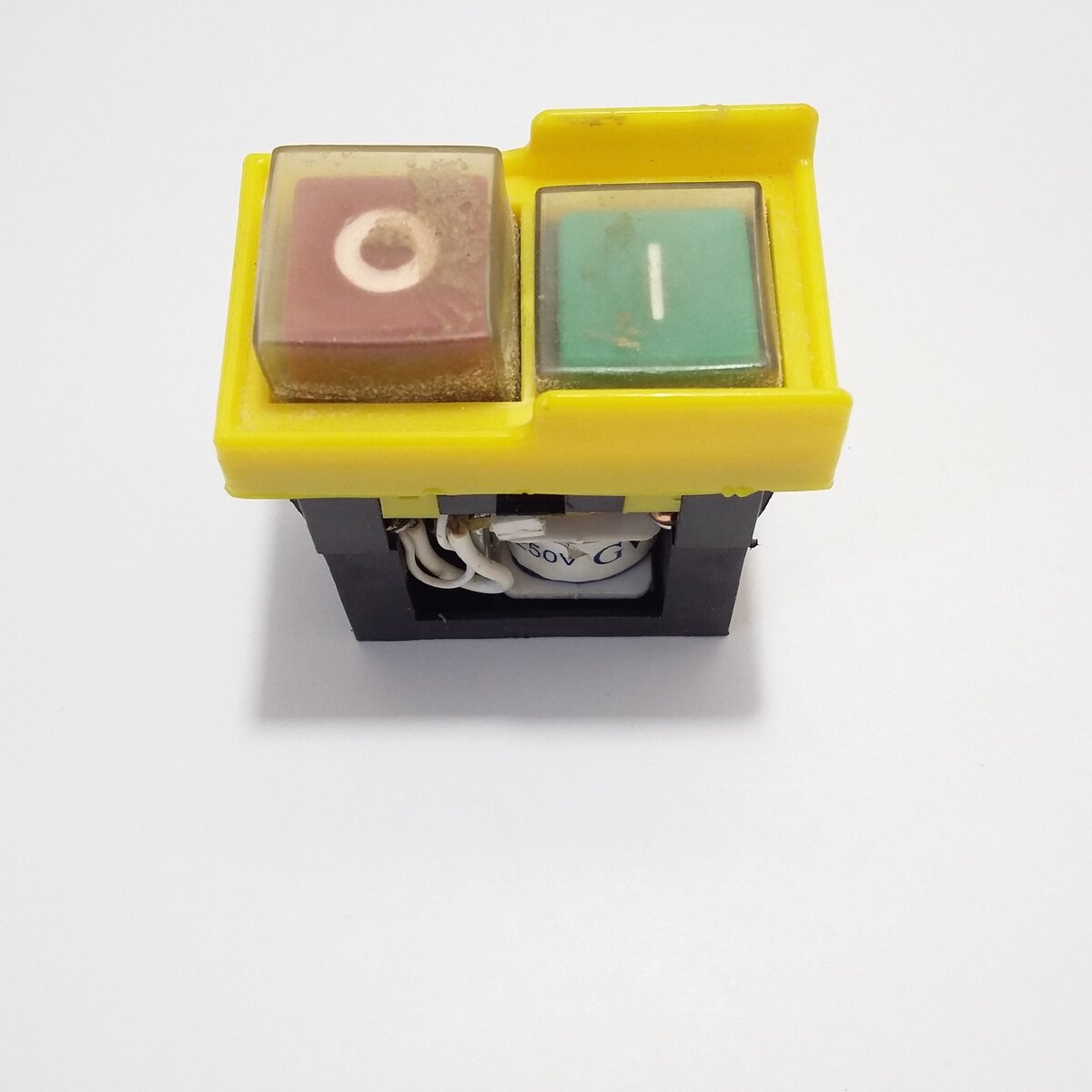 Volvo выключатель. Кнопка 70. Кнопка двухконтактная 12v. Кнопка туманок volvo fh. Кнопка 70.