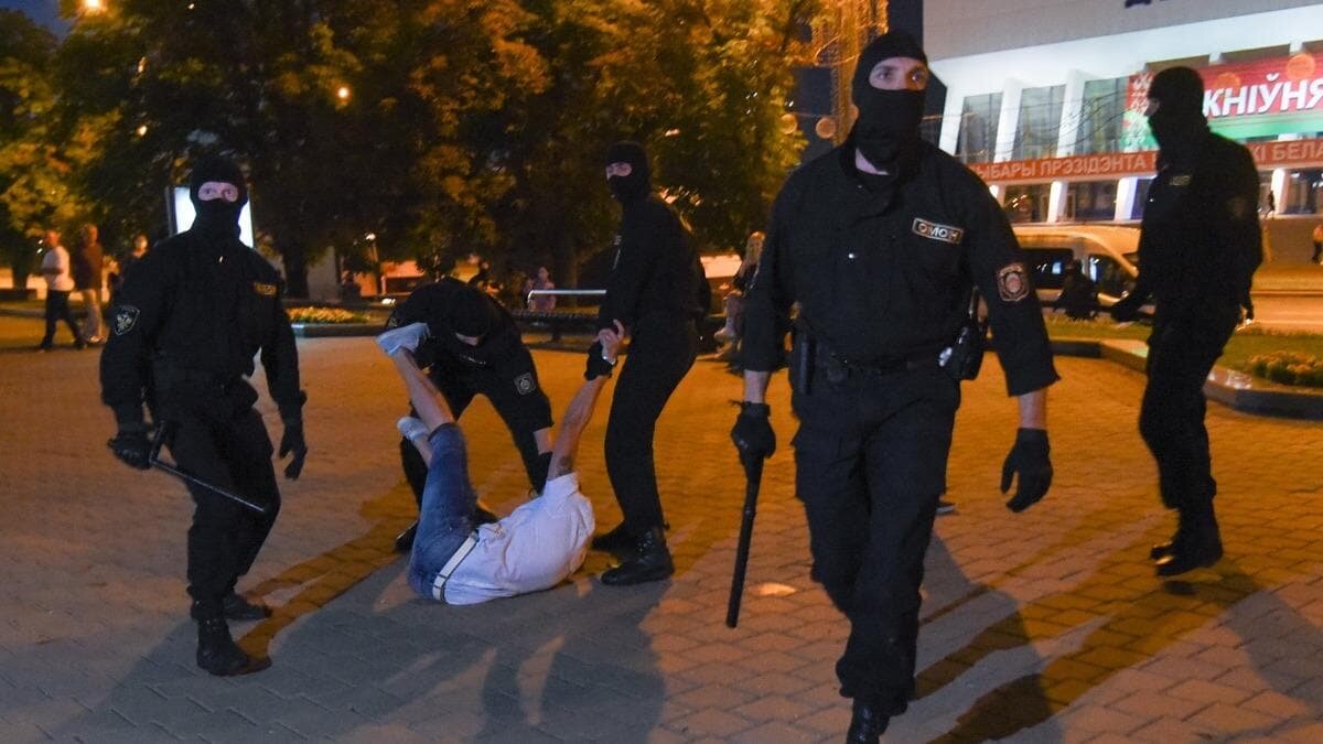 ОМОН подовляет бунт 