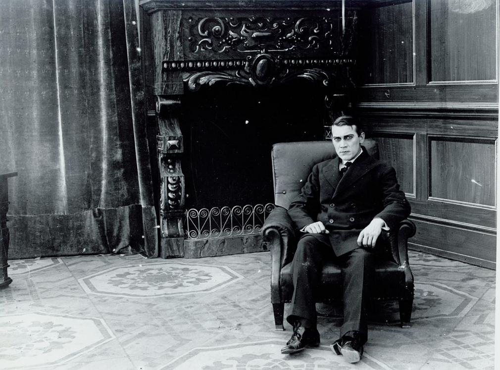 Алвин Нойс в роли доктора Джекила