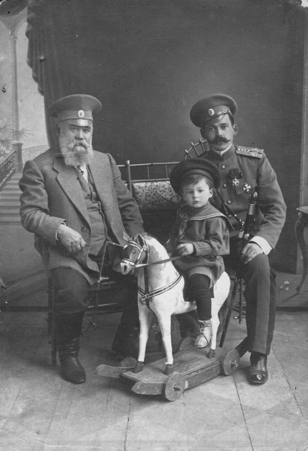 Три поколения представителей Донского дворянского казачьего рода Карасёвых — Фёдор Григорьевич, Михаил Фёдорович, Алексей Михайлович. Новочеркасск, 1917 г.