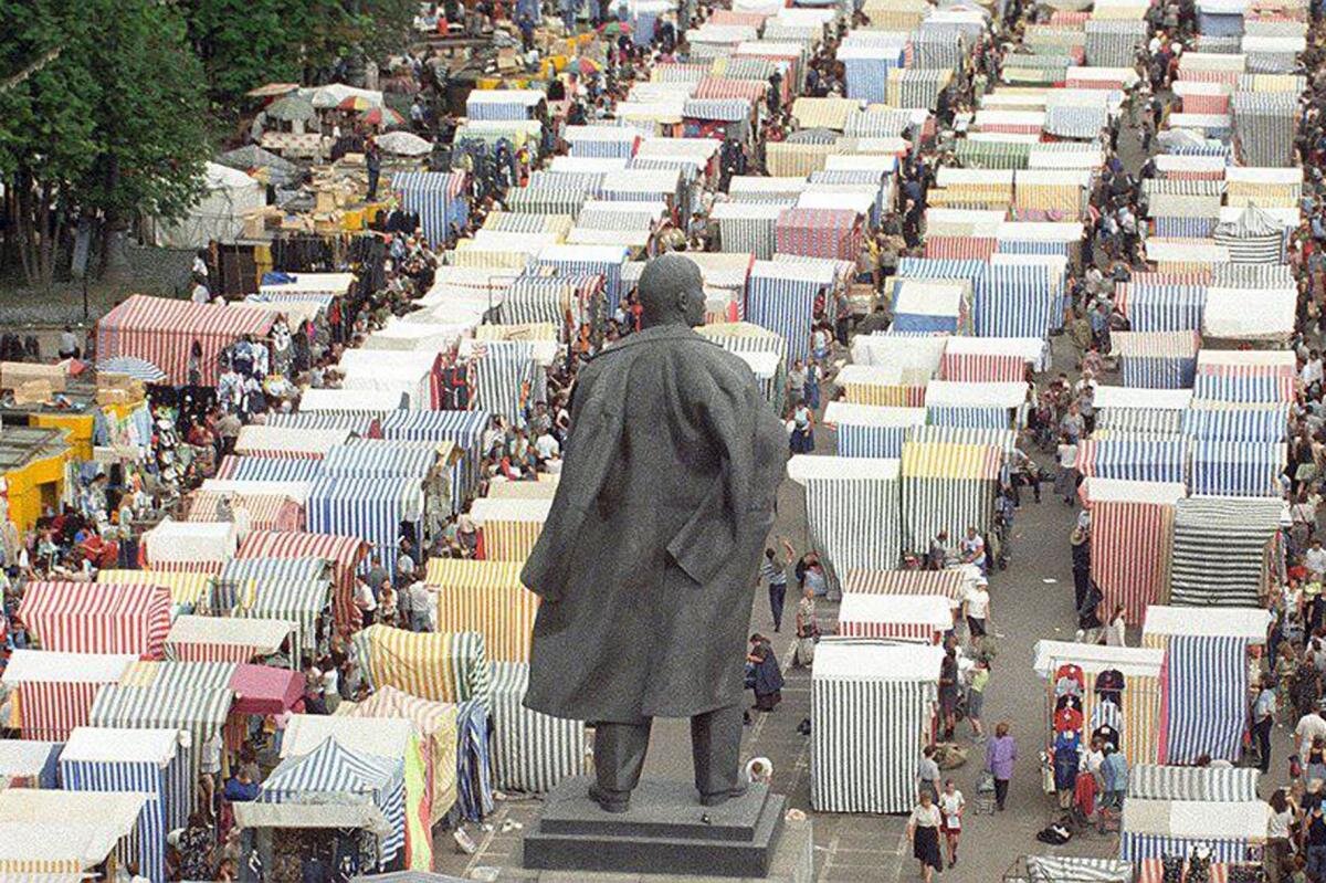Жизнь в 2000 х. Рынок Лужники 90-е. Москва 90е Лужники рынок. Черкизовский рынок Лужники. Лужники в 90е.