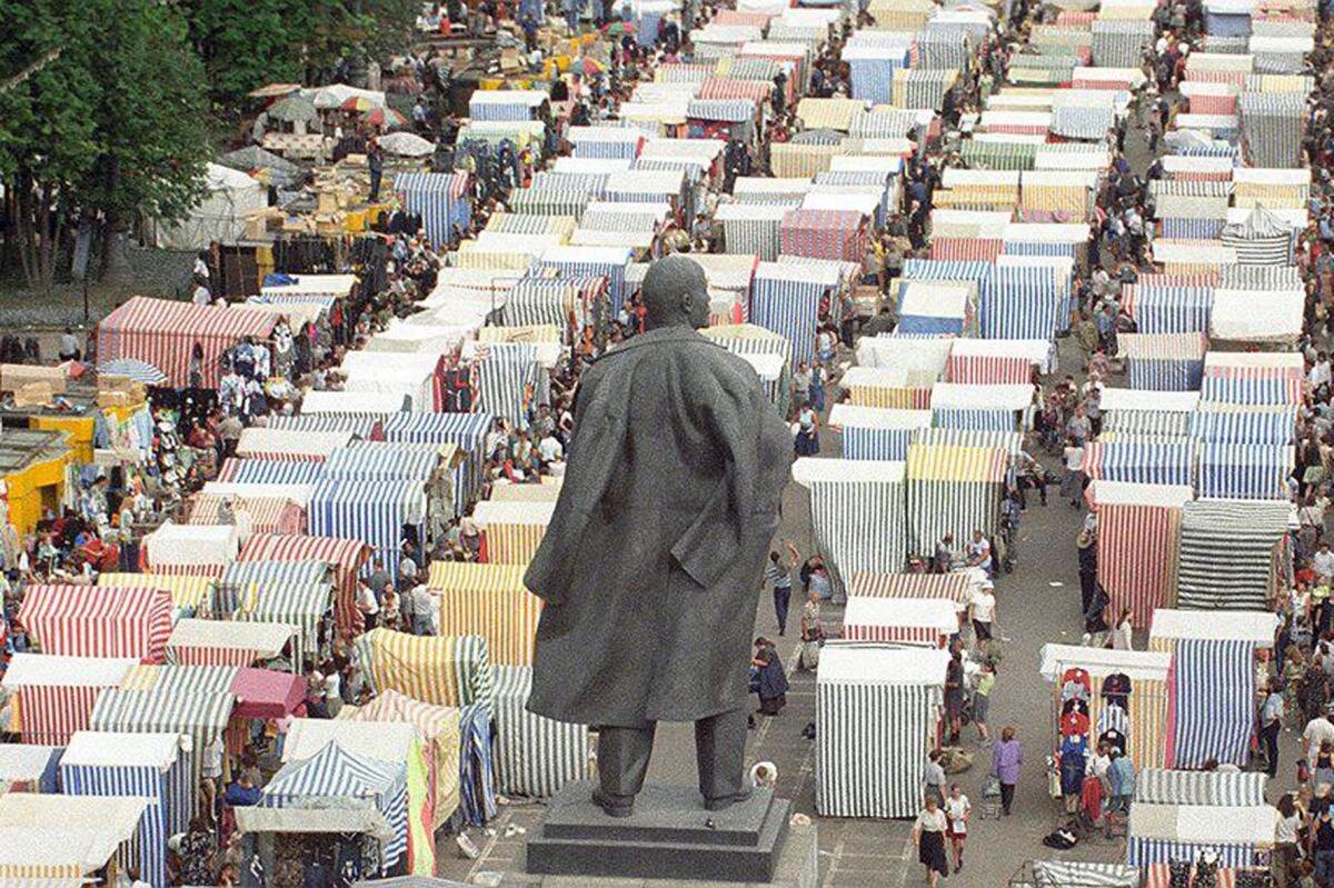 Рынок тогда это. Рынок Лужники 90-е. Москва 90е Лужники рынок. Черкизовский рынок Лужники. Лужники в 90е.