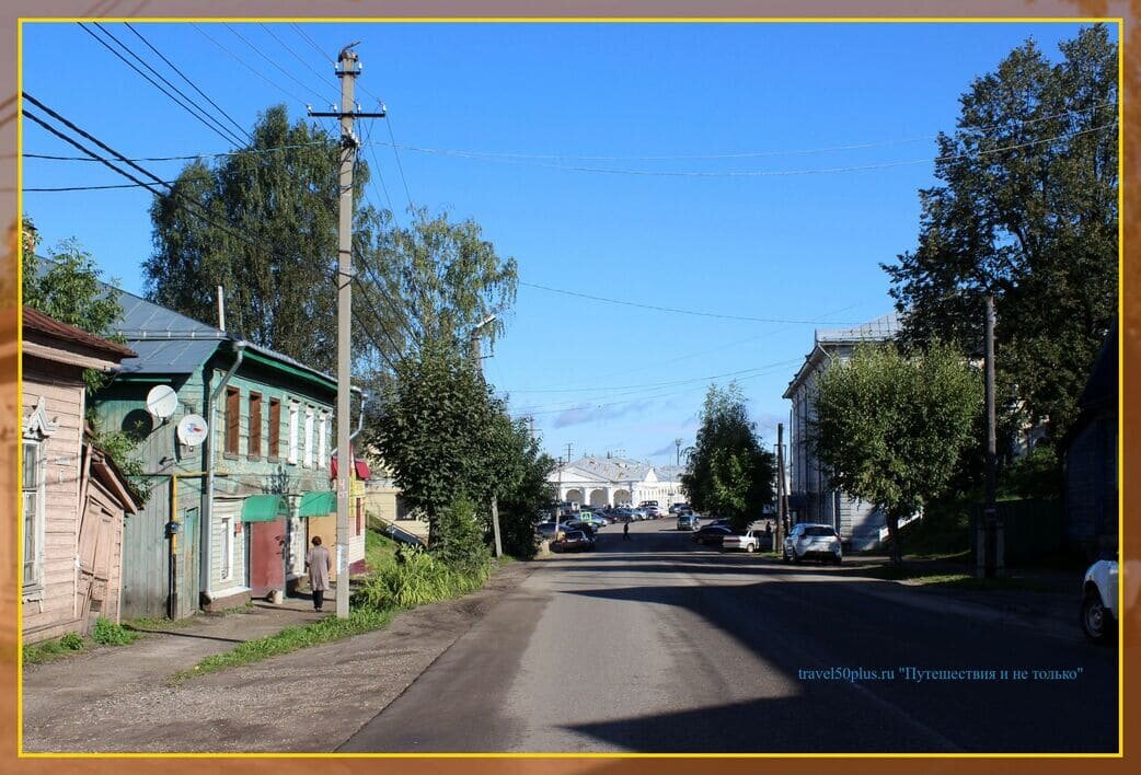 Улица Свободы, ведущая в центр, впереди видны торговые ряды.