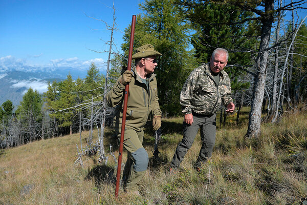 7 октября 2019. Президент РФ Владимир Путин во время прогулки в тайге. Алексей Дружинин/Sputnik 