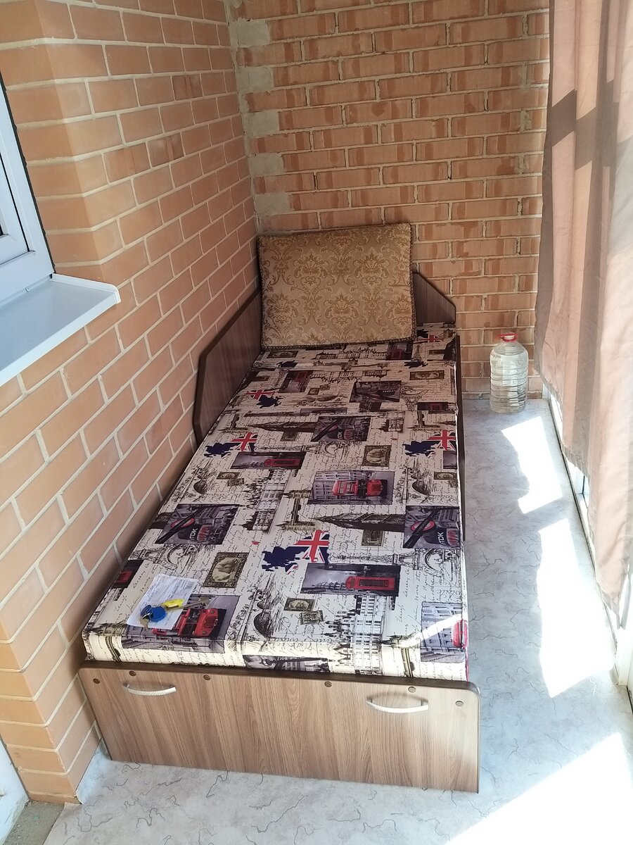 Диван раскладывается в спальное место. Фото автора