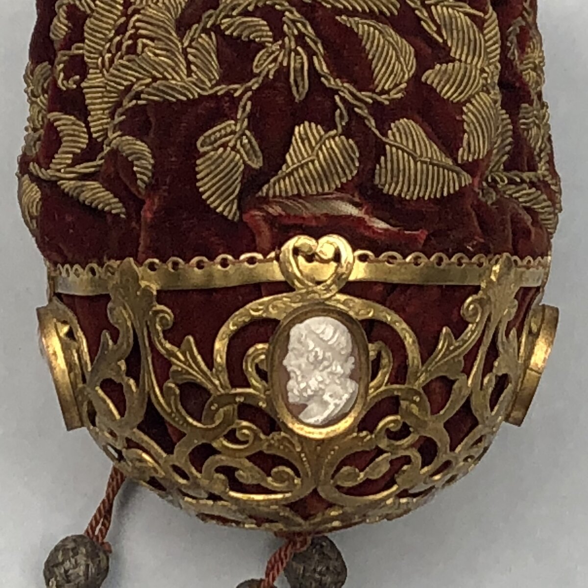 Бархатная сумочка на металлической основе с камеями, украшенная вышивкой металлизированной нитью и искусственными