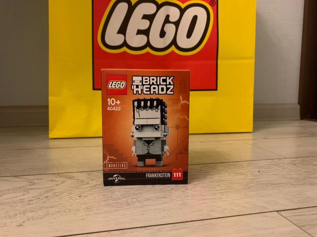 И первый подарок - лего Брикхедз Франкенштейн. В верхнем левом углу мы замечаем надпись 10+. Серия повторюсь Монстер Универсал. Деталей 111. К этому интересному набору шел в подарок набор брикхедз цыпленок. Набор шикарный и красивый.