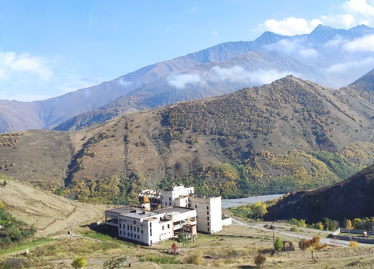  Люди работали на заводе по розливу минеральной воды, в пансионате, строили планы на будущее. А потом мощная природа взяла свое. 