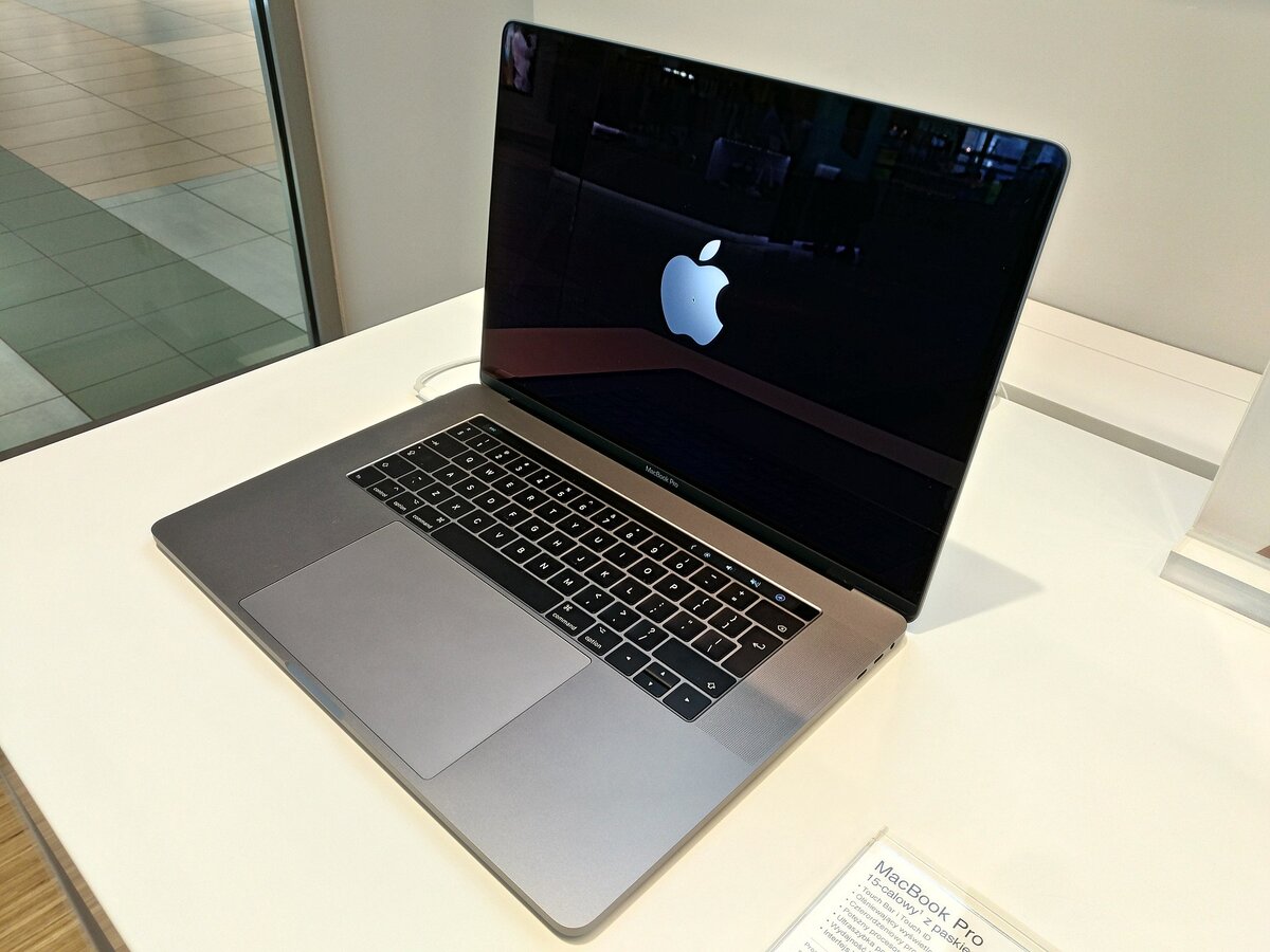 MacBook Pro - 2017 год (Wikipedia.org)