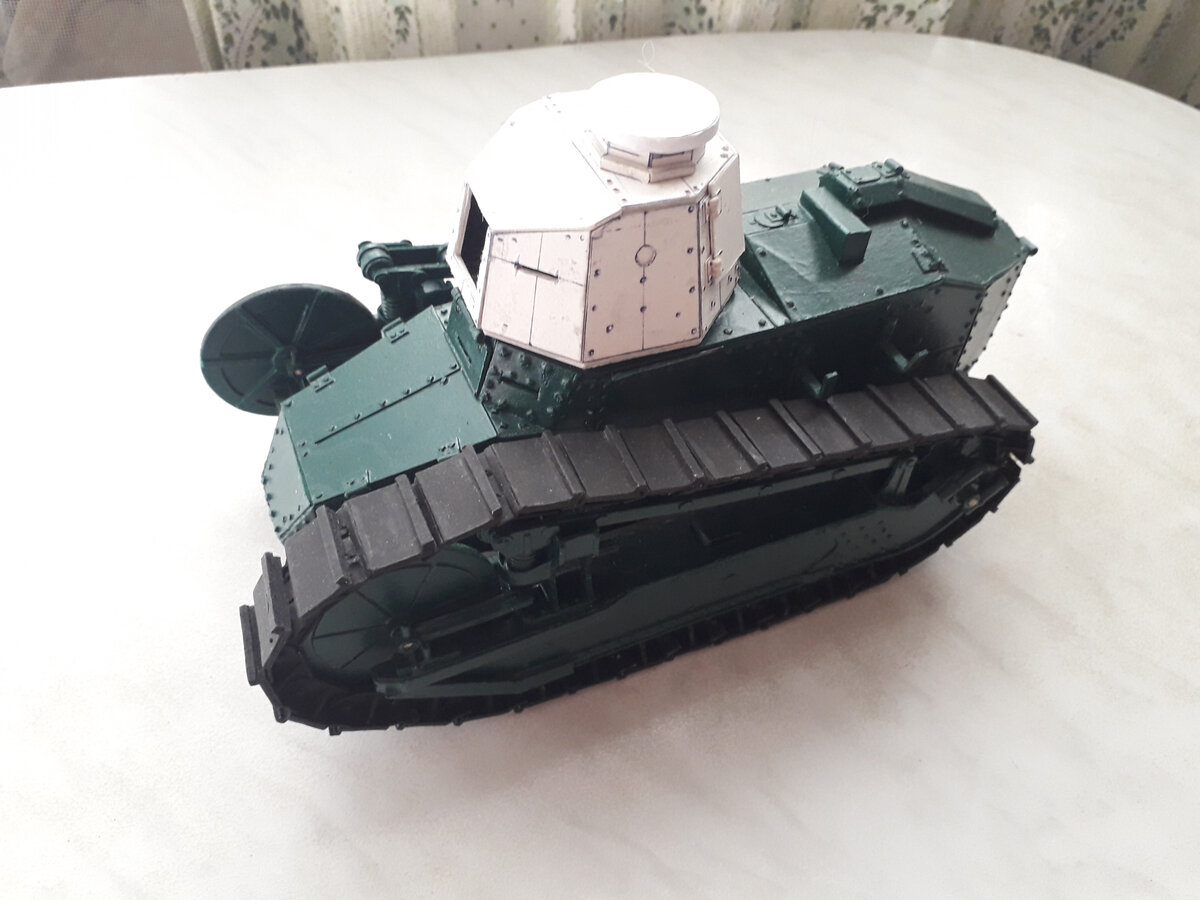 Он же, вид слева. На танке - заготовка под клепаную башню.