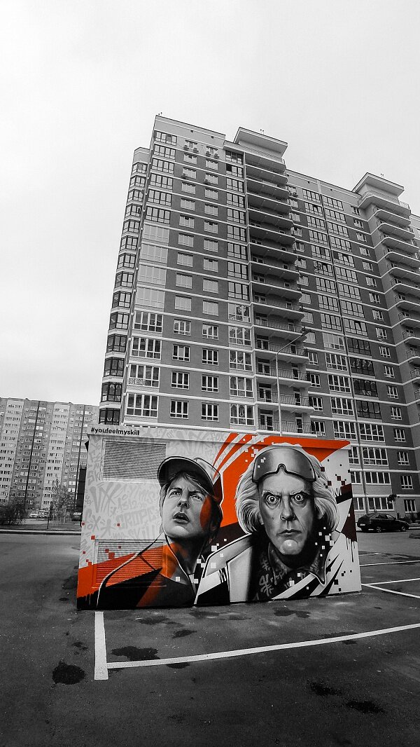 Популярный художник Ян Кузьмин, создавший граффити по мотивам фильма «Назад в будущее» в ЖК «Перспектива», поделился впечатлениями о районе, отношении к социальному искусству и коммерческим проектам.