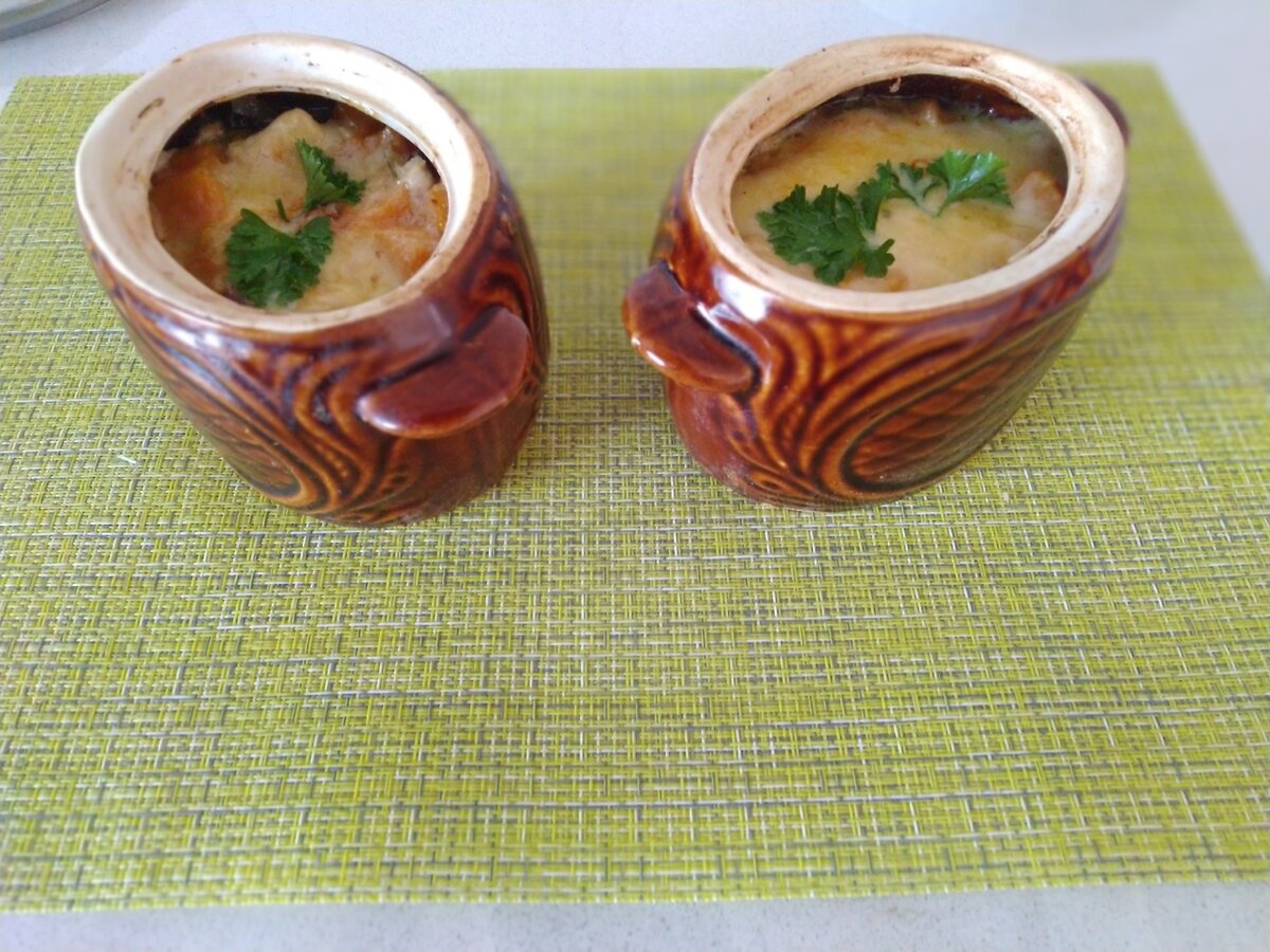 Курица с тыквой в горшочке.