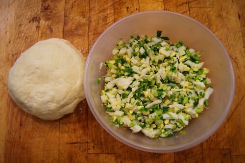 Жареные пирожки с зеленым луком и яйцом дрожжевые рецепт с фото пошагово