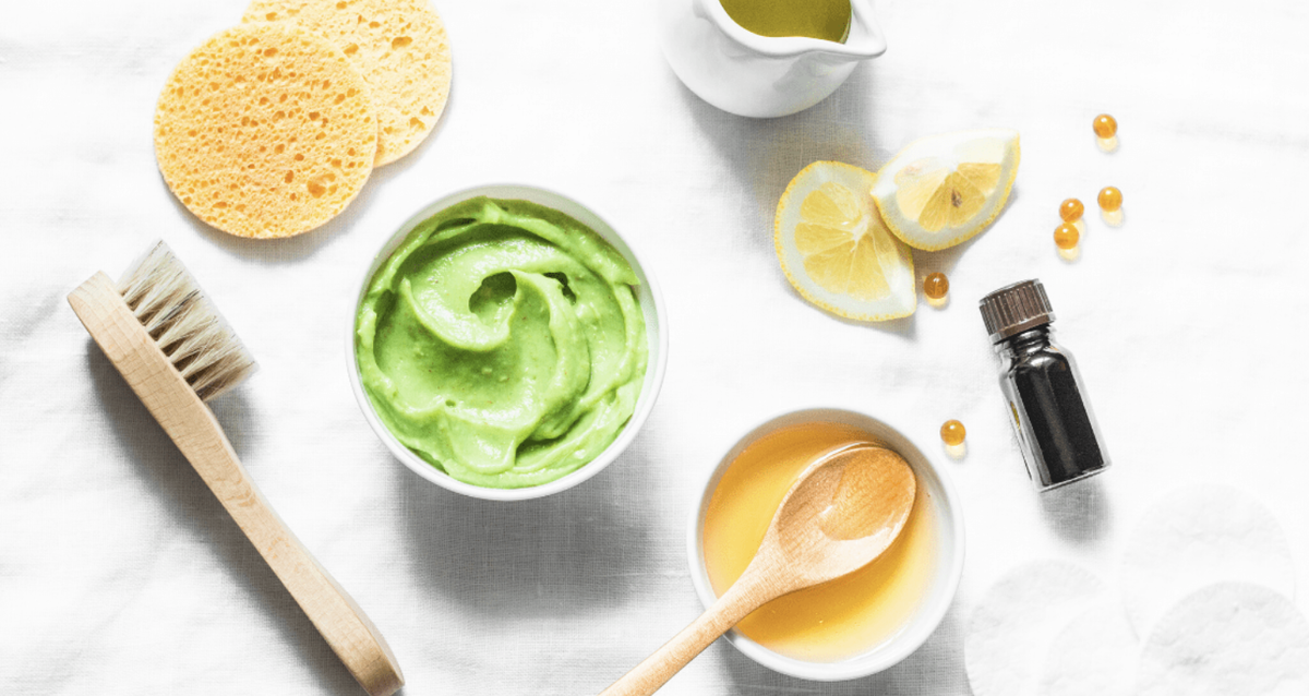 Для сияющей кожи без дефектов, не нужно тратить целое состояние на косметику или косметические институты. Вы можете сделать маски самостоятельно с повседневными продуктами. Не покупая промышленные продукты, наполненные добавками. Вы можете найти большинство ингредиентов на своей кухне, это называется косметической пищей. Их много, например: масла, лимон, сахар, кофейная гуща, авокадо или мед.