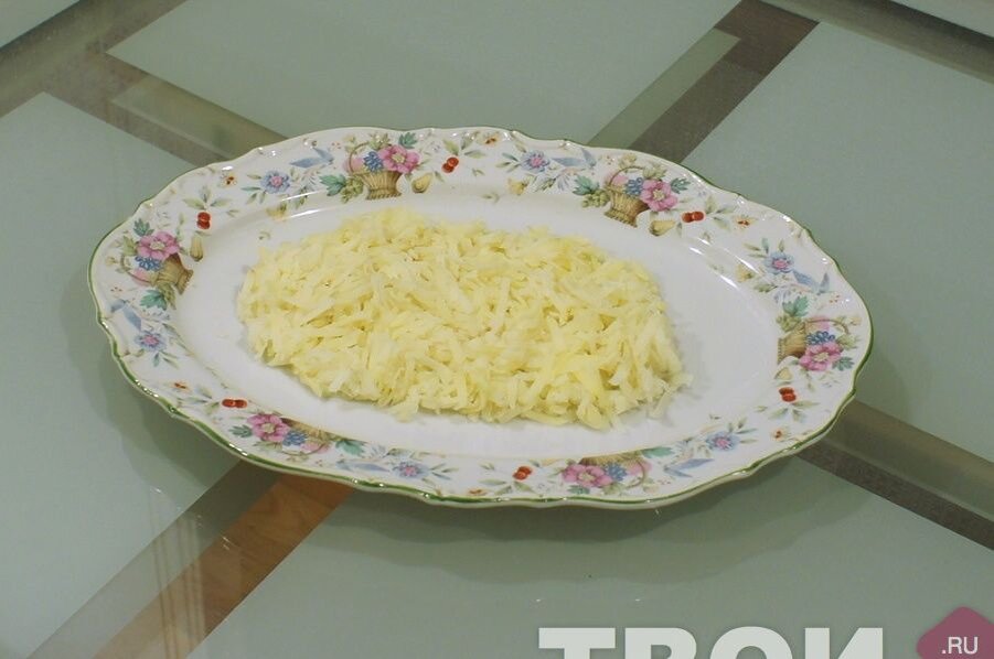 1 - Отвариваем картофель в мундире, очищаем от кожуры и натираем на крупной терке. Берем блюдо предпочтительно овальной формы и выкладываем слоями. Картофель выкладываем первым слоем и смазываем майонезом. 