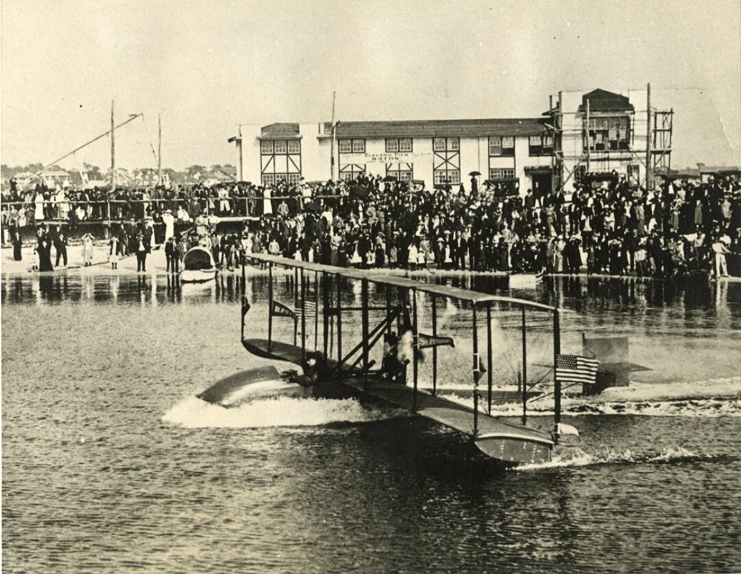 Полет Орвилла Райта с 17 декабря 1903 года обычно считается первым успешным полетом самолета — американский конструктор поднялся в воздух на 12 секунд, в течение которых он победил 37 метров.