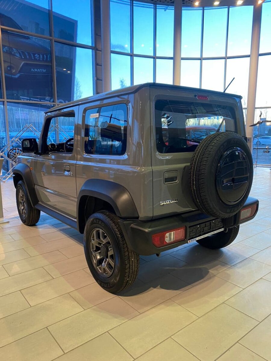 Suzuki Jimny в шоу-руме официального дилера Сатурн-Р-Авто в Перми