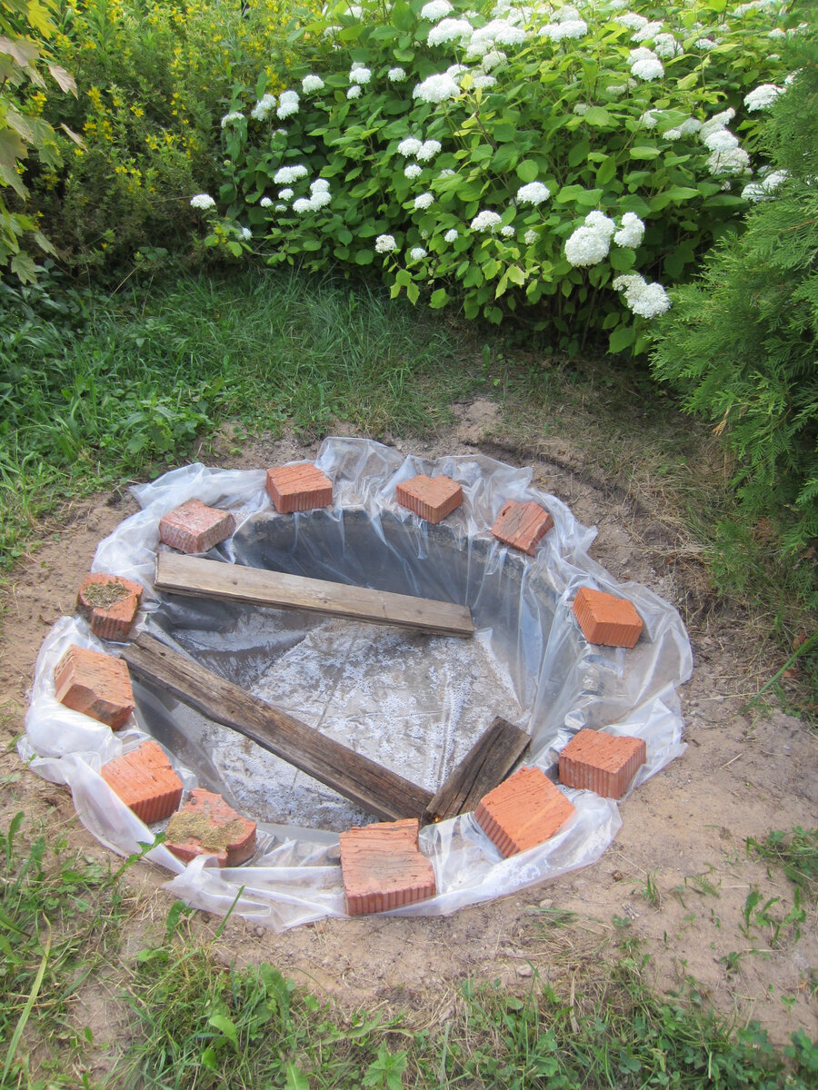 Строительство нашего прудика. Начало работ. Доски положены для лягушек, чтобы могли выбраться