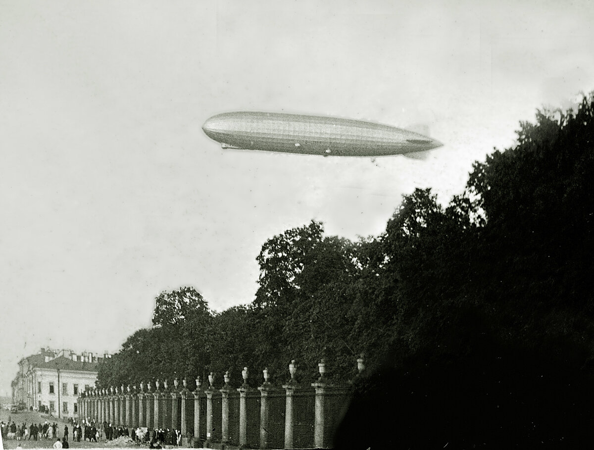 © public domain (Цеппелин над Летним садом)