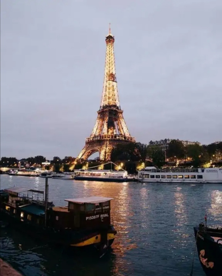 Это была моя сокровенная мечта.

Посетить Париж и умереть.
Проснуться не позже девяти, в отеле с видом на Монмартр. Заказать традиционный французский завтрак - с круассанами, джемом и кофе. Не дожидаясь вечера, распить с любимым человеком бутылочку белого вина на маленьком балкончике, средь цветов. Надеть легкое шифоновое платье, каблуки и наконец-то отправиться на свидание с городом. Гулять по старинным улочкам, считая камешки под ногами. Подолгу рассматривать дворцы и обелиски, разряжая воздух охами и ахами. А устав, будто бы случайно, забрести в книжный магазин и долго, с дрожью в коленках, рассматривать обложки любимейших романов (непременно прихватив себе парочку). Отужинать в «Ля Куполь», не скупясь на чаевые. Кружиться в вальсе под звездами, словно от этого зависит целая жизнь. По возвращению в номер, заняться любовью, в лучших традициях. Курить, лежа на полу, и на полной громкости слушать несравненную Эдит Пиаф. Утром прыгать на кровати, предвкушая еще 6 завтраков и 5 ужинов. А потом медленно, со взрывающимися над головами фейерверками, благодарить того, кто воплотил мою мечту в жизнь.#путешествие #отдых #книга #развлечение 