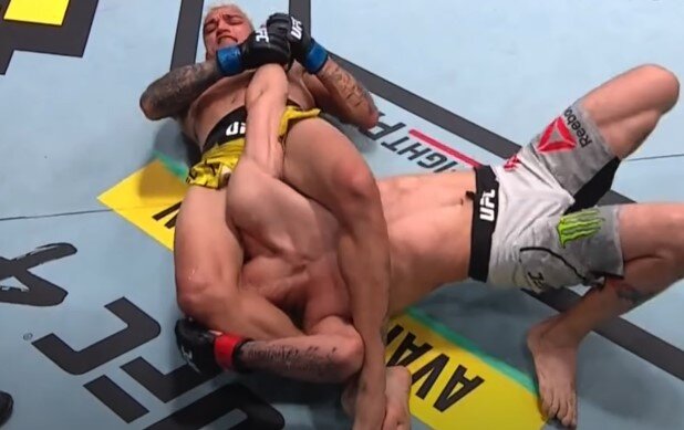 Захват руки Тони Фергюсона. Скриншот официального боя с видеохостинга YouTube