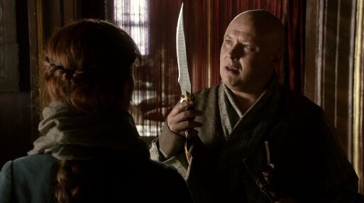 Кадр из сериала, но и в книге Варис рассматривал кинжал.