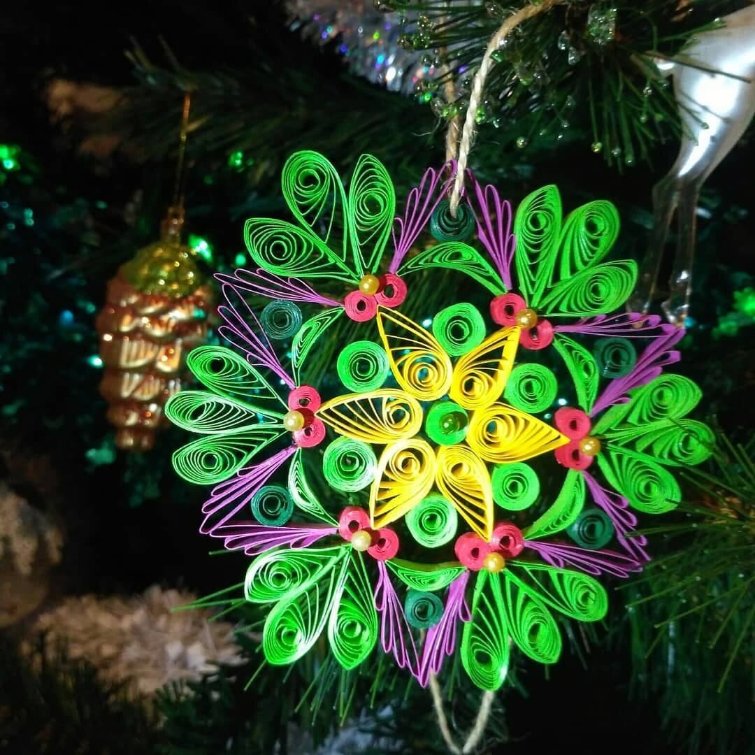 Снежинки сделаны методом квиллинга