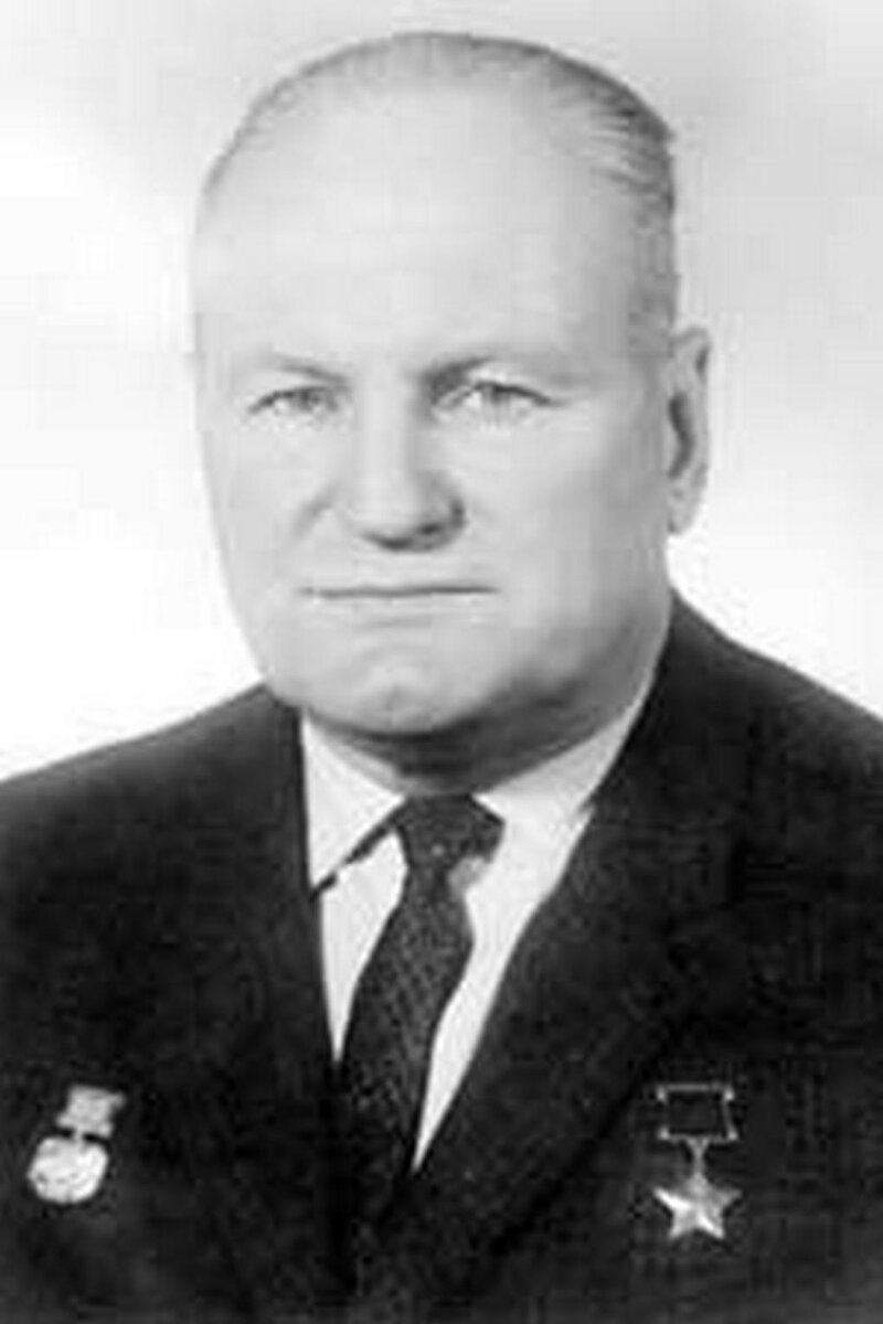 Рис Георгий Михайлович Шиянов (7 декабря 1910 — 13 декабря 1995) — Заслуженный лётчик-испытатель СССР (17 февраля 1959), Герой Советского Союза (1 мая 1957 года). Источник фото https://upload.wikimedia.org/wikipedia/ru/3/39/Shijanov.jpg