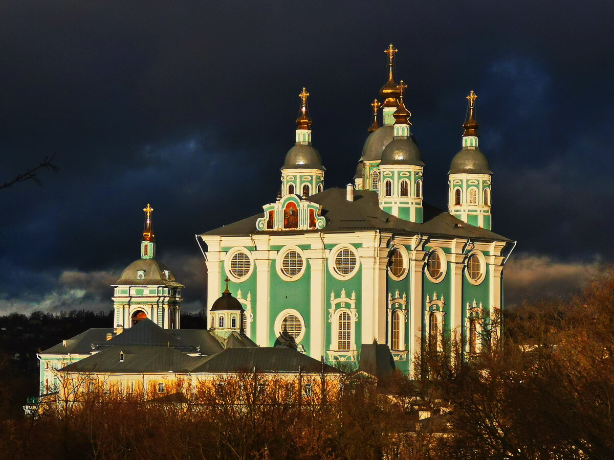 Успенский собор в Смоленске с Днепра