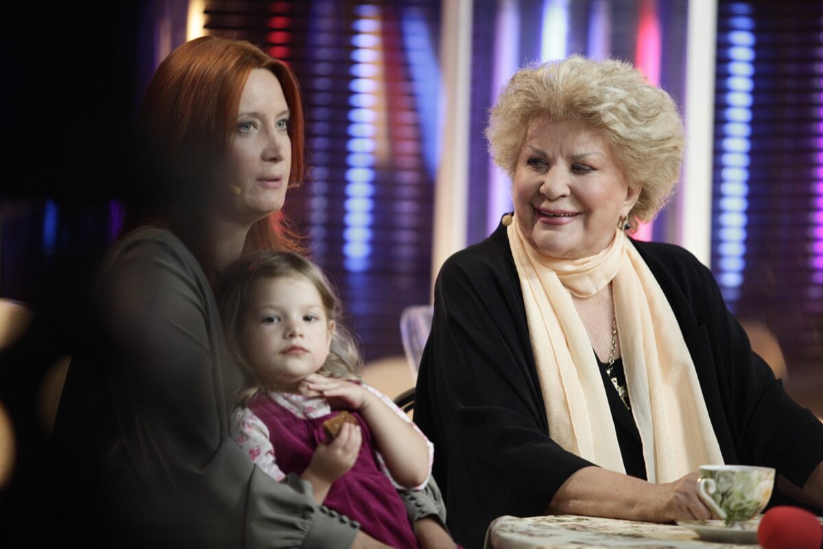 Елена Образцова с дочерью и внучкой.