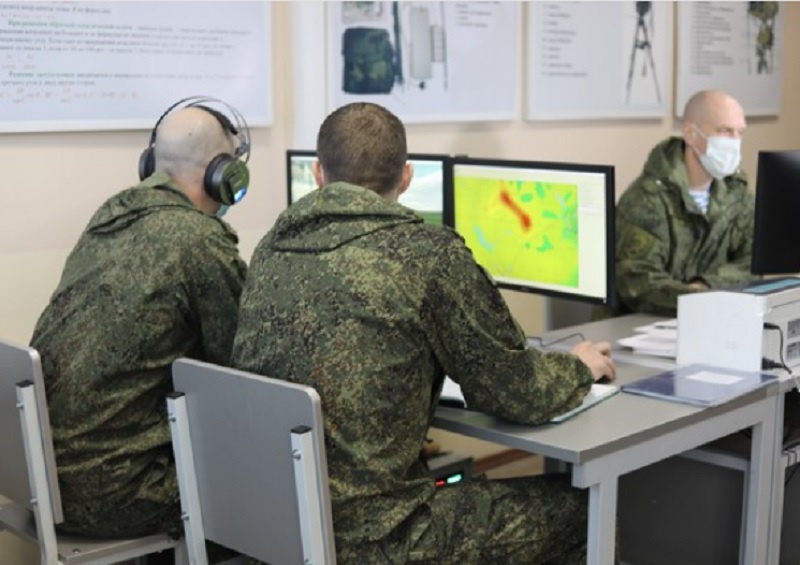 Военнослужащий за компьютером.
