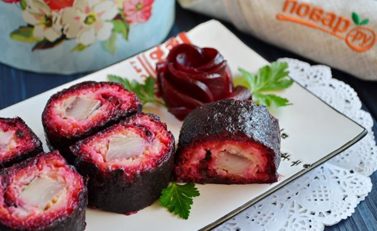 ролл под шубой. ролл под шубой. ролл под шубой. ролл с селедкой в нори. роллы селедка под шубой.