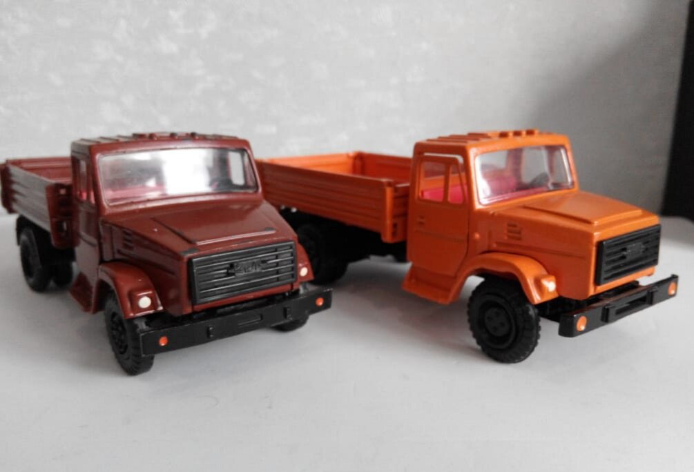Модели 1:43 ЗИЛ-4331 оранжевый (выпущен в 80-е года), коричневый (выпущен в начале 90-х) фото автора из личной коллекции