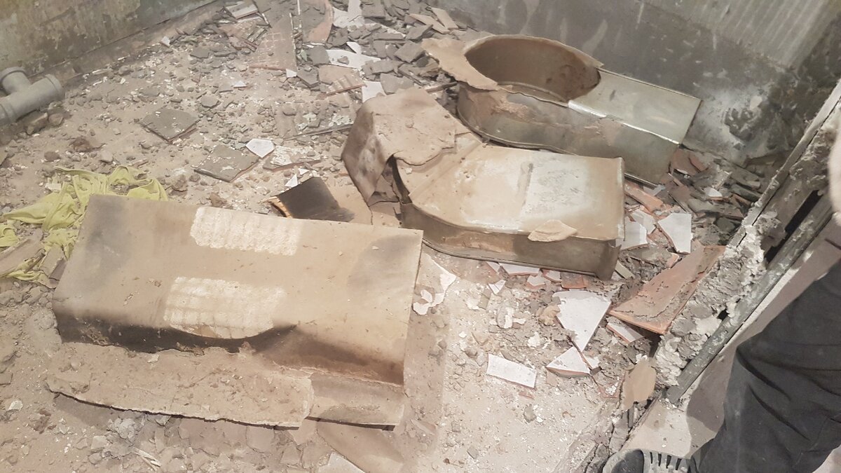 Воздуховоды из оцинковки упали с потолка во время демонтажа.