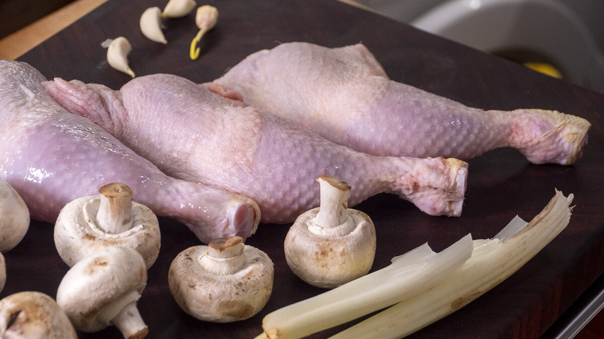 Куриные окорочка с грибами