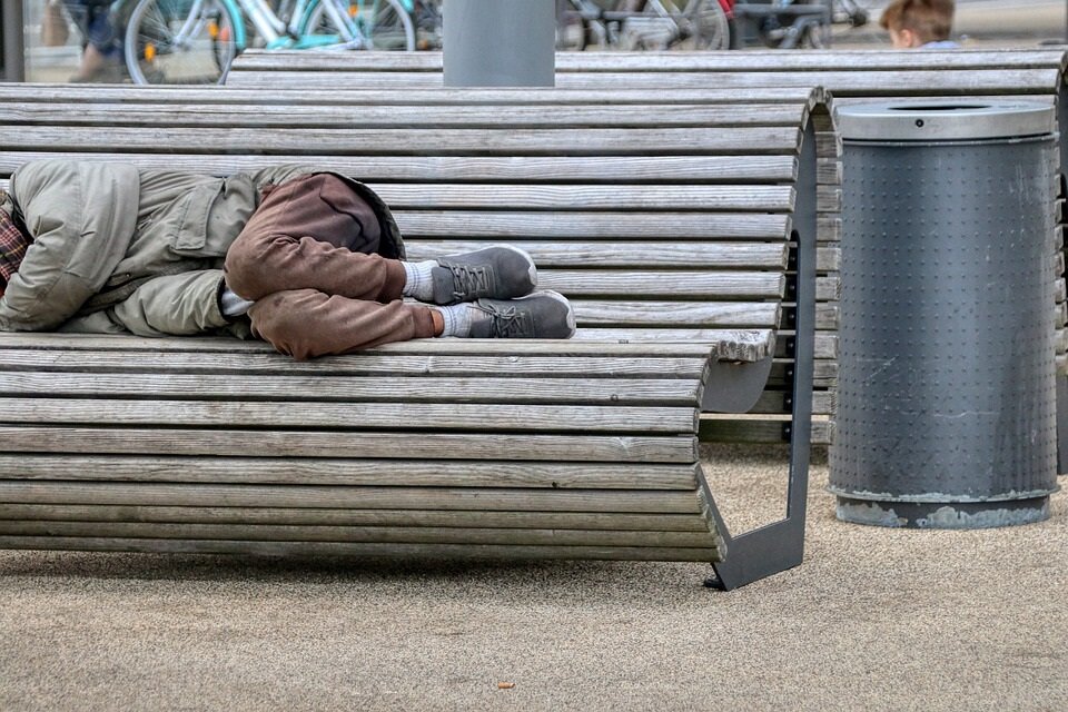 Мужчина на лавочке