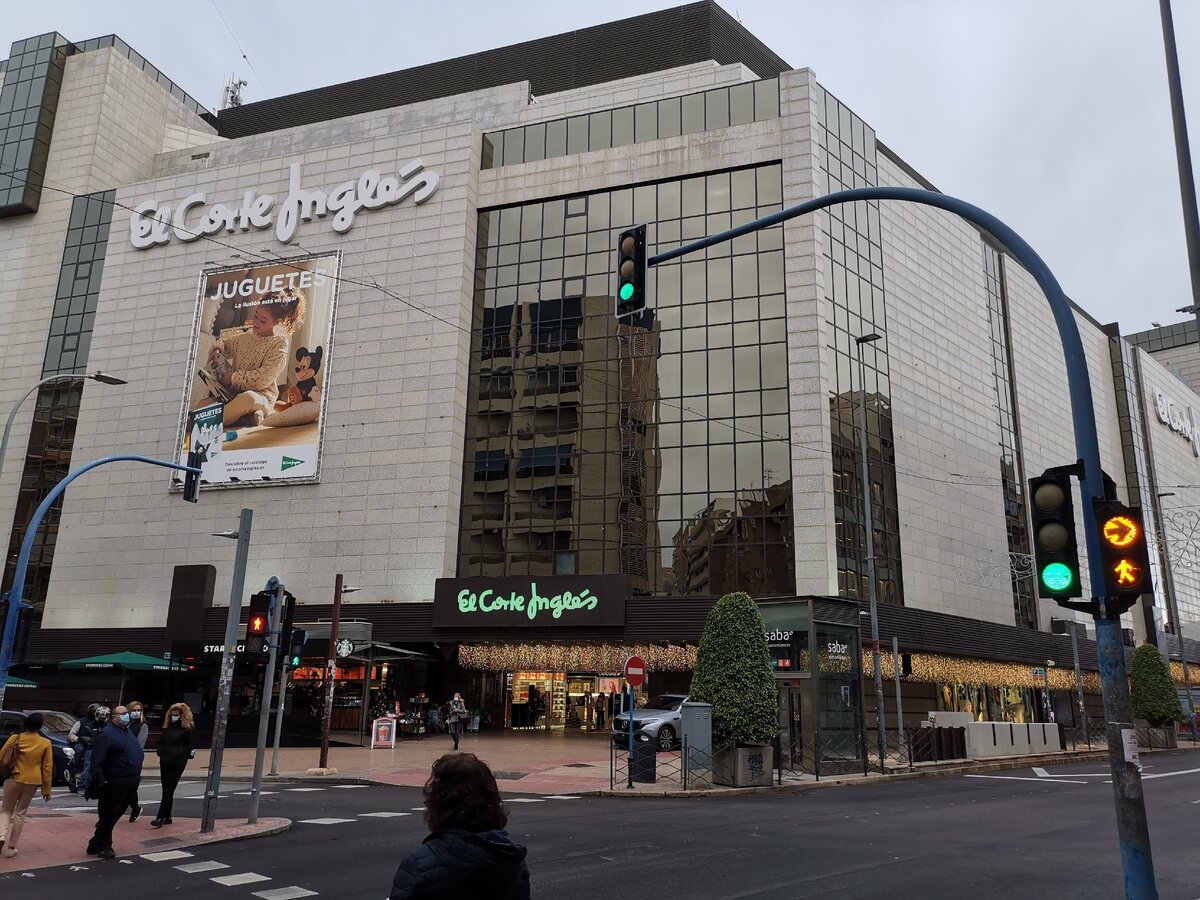 Знаменитый гипермаркет "El Corte Inglés" ("Эль Корте Инглес"), г. Аликанте, декабрь 2020 года