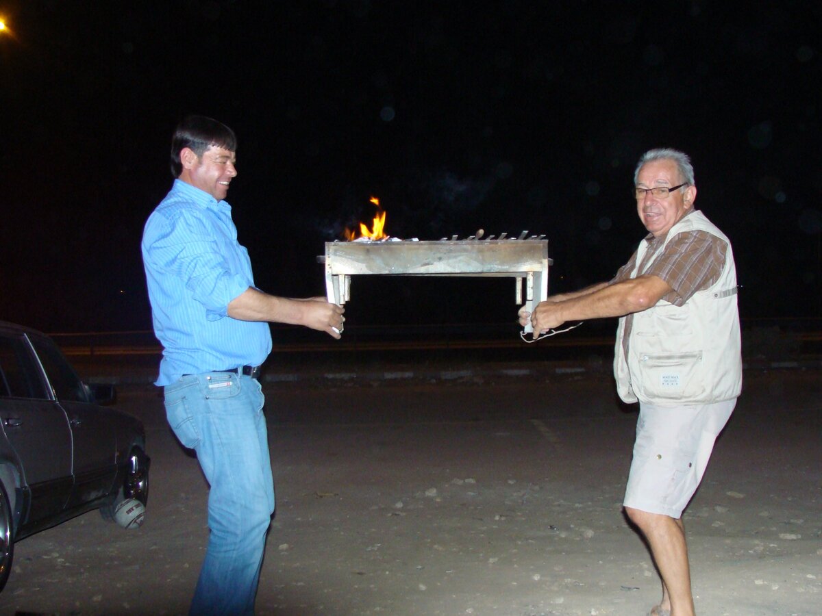 Мужчины отвечают за мангал. Мохаб - хозяин дома- слева, справа - французский турист, которого также пригласил гостеприимный хозяин. 