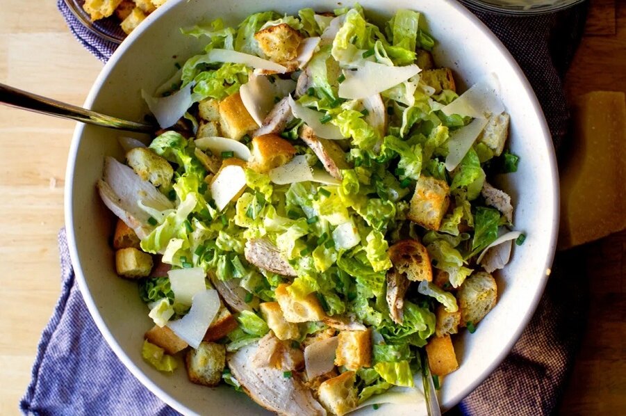 салат "Цезарь" (фото для примера из открытых источников)