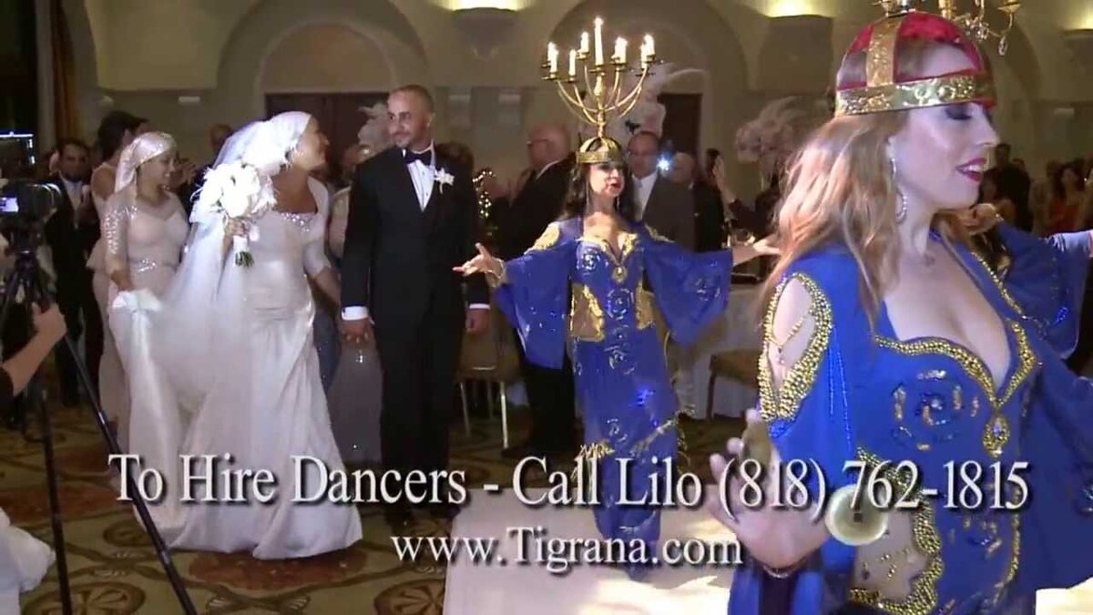 Традиционный танец с канделябром на голове