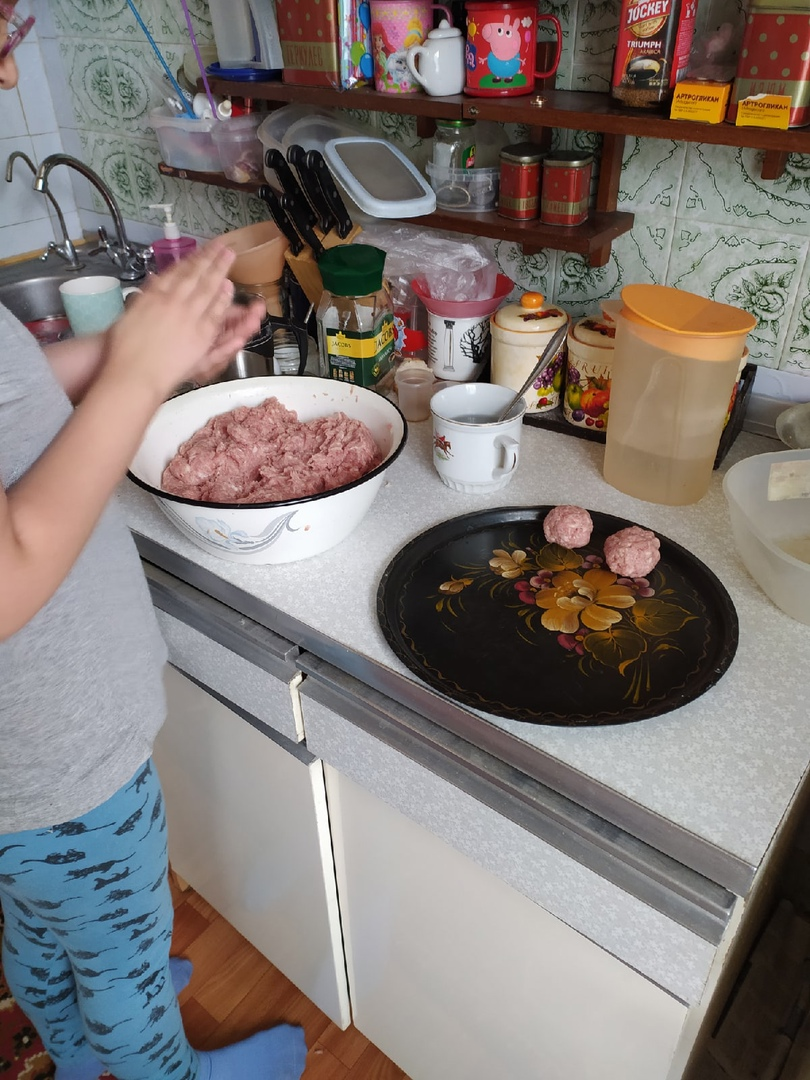 Оксана помогает делать котлеты. Личное фото автора.